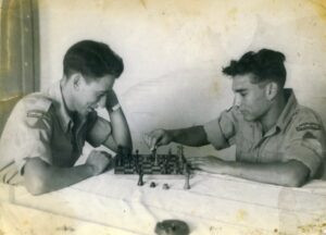 28 באוקטובר 1946, מ"ן (= משמר נע) אבן-יהודה (בכיתוב על גב התמונה). שלושה ימים לפני שחרורו משרותו בנוטרות, דב מימין וחבר בעת משחק שחמט. 
המשמרות הנעים היוו זרוע ניידת של משטרת הישובים העבריים אשר הוקמה ע"י שלטונות המנדט לאחר פרוץ "המרד הערבי הגדול" ב 1936. אף שהיתה זרוע רשמית וחמושה של השלטון, השליטה בפועל על הנוטרים היתה באופן מוחלט בידי ארגון "ההגנה".