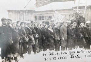 לפני יציאת מוניש להכשרה, טיול עם גדוד "אל-על", ברזנה, 15 בינואר 1935. 
בתמונת מזכרת ביום חורף מושלג, כשדגלם (השוה"צ) מונף בגאון, המשמעות של הרגע הגדול הזה - שלב אחרון במסלול שסופו כבר בלתי נמנע והוא העליה לארץ ישראל - עבור הצעירים והצעירות הנלהבים הללו היה זה ללא ספק מעמד של קדושה !