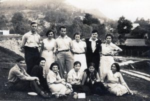 ברזנה, עיירה יפה, פורחת ומשגשגת על גדות הנהר סלוצ' (הירידה לנהר ניבטת בשמאל התמונה) וכאן, ב 1934,  כינוס מפקדים גלילי בעיירה אשר קן "השומר הצעיר" בה נודע לתהילה בפולין כולה. 
חניכת התנועה (צעירה כבעשור מהחבורה שבתמונה), בת העיירה לודביפול הסמוכה, ניצולת שואה, בארץ בקבוץ יקום, יונה רבר (בלושטיין) מספרת: כמו ברזנה, גם לודביפול ממוקמת על גדת הנהר סלוצ', כ 24 ק"מ דרומית מזרחית משכנתה הגדולה יותר. יחסים הדוקים שררו בין שתי העיירות כמו גם בין צעירי תנועות הנוער שלהן. נציג העיירה לודביפול אף ישב בהנהלת הקהילה של ברזנה. זוהו בתצלום: עומד ראשון משמאל יעקב (קובה) מן, יליד ביאליסטוק, 1911, עלה ארצה ב 1936, רביעית דבורה (דוציה) פפר, ילידת דובנה, 1913, עלתה ארצה ב 1936, רעיית קובה מן, שניהם לימים ממקימי קבוץ עין השופט, חמישי משמאל גרשון (גצק) שטיין, יליד לודז', 1912, עלה ארצה ב 1937 וכאן בקבוץ נגבה. יושבת ראשונה מימין לובה לולב (בן חורין), ילידת העיירה נובוגראד ווהלינסק (זווייל בשמה היהודי), 1914, עלתה ארצה ב 1935 וכאן בעין השופט, ורביעית, צפורה ורקוביצקי (גלצור), ילידת דובנה, 1913, עלתה ארצה ב 1934 וכאן בעין השופט גם כן.