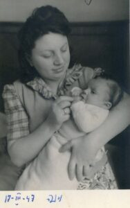 וינה, 17 במרץ 1947. 
בכיתוב על גב התמונה נאמר: "לחברינו שלמה ואסתר בארץ, פנחס". שולח הברכה הוא הילד פנחס (בן חדשיים וחצי בתמונה), בנם של פעילי "הבריחה" אליעזר וברוניה ("ברונקה") שנולד בווינה בתאריך 2 בינואר 1947. המשפחה עלתה ארצה בפברואר 1949.