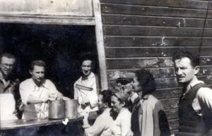 1946, עובדי המטבח בזלפלדן בעת חלוקת אוכל לתושבי המחנה. "הבריחה" ונציגיה/אנשי אמונה במחנות העקורים שאפה תמיד לקחת על עצמה, אף אם לא באופן הצהרתי, את מרב הפונקציות של הניהול האדמיניסטרטיבי והחברתי השוטפים שכן כך גם הושגה מטרתה האמיתית והיא שליטה יעילה על הכנת והכוונת דרי המחנות לעליה לא"י.