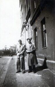 בבינדרמיכל, 29 במאי 1947, שלום רקובר משמאל וחברו פליקס טוכנר.