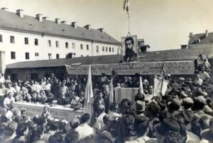 הרצל מעל לכל בעצרת תמיכה בהקמת מדינה עברית - "תחי המדינה העברית החפשית בארץ ישראל", בינדרמיכל, 11 באפריל 1948.