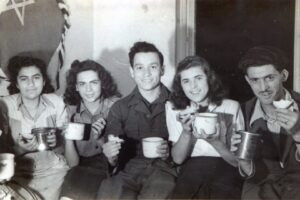 בינדרמיכל, 22 במאי 1946. 
כשלושה שבועות לאחר שחצה את הגבול מפולין דרך צ'כוסלובקיה לאוסטריה, כאן שמואל (שמוליק) פלאבס לבוש מדי צבא (במרכז) מה שמצביע על כך שהוא כבר נושא תפקיד במסגרת "הבריחה".