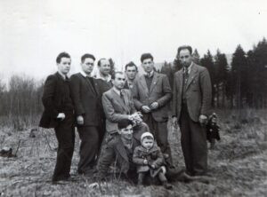 חורף 1945, לפני המעבר לאוסטריה. 
שמואל פלאבס, עומד ראשון משמאל, ופעילי "הבריחה" בפולין. כמו רבים מחבריו שעשו מסלול דומה, באוסטריה ימשיך גם הוא את פעילותו בארגון.