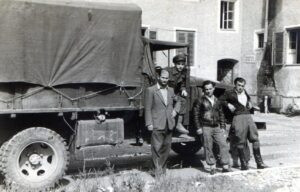 בפתח בית החולים הארעי בבינדרמיכל, שמואל פלאבס, במדים במושב המשאית, לאחר גיוסו לשרות "הבריחה".