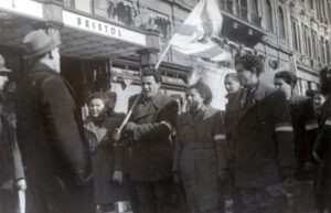 וינה, ינואר/פברואר 1946, הפגנת מחאה (אחת מני-רבות) נגד בריטניה והגבלות העליה לא"י במסגרת מדיניות "הספר הלבן" שלה. זו שבתמונה התקיימה מול מלון "בריסטול" בווינה, שם שוכנו חברי ועדת החקירה האנגלו-אמריקאית לבחינת "בעיותיהן של יהדות אירופה ושל פלשתינה (א"י)" במסגרת מסע החקר שלהם ברחבי אירופה. בין היתר בקרו חברי הוועדה במחנות העקורים בגרמניה, פולין, צ'כוסלובקיה, אוסטריה, איטליה ויוון כדי לעמוד מקרוב על מצבם. בהמשך טסו חברי הוועדה למזה"ת לסדרת פגישות בבירות ערב ובירושלים. עוד בעניין זה ראו בנספח.