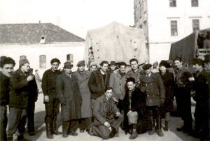 מרץ 1946, במחנה המעבר אנס (Enns), מובילי קבוצות של "הבריחה" לקראת יציאה לדרך לכיוון זלצבורג. אייזיק גרמן כורע משמאל ובדיוק מעליו אברהם גירא.
