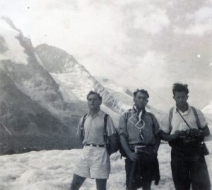 שלושת מפקדי המסע בתמונה נדירה. ניתן לראות (כאן, ובתמונות נוספות) שהבחורים היו מצוידים במצלמה כמעט בכל משימה.