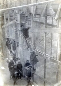 1925-1926, "קבוצת הבניין" מקרב שחקני ה"אהל" בעבודות בניית "הבית האדום". 
"הבית האדום", הוא בית מועצת פועלי תל אביב ויפו, נבנה ע"י פלוגת העבודה התל-אביבית של "גדוד העבודה" אשר חנתה באותם ימים על שפת הים. רבים מבין חברי קולקטיב ה"אהל" לקחו חלק בעבודות הללו ועוד על כך בנספח.