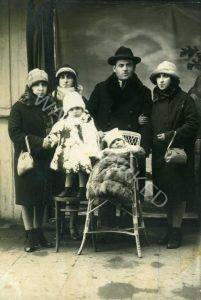 1926.
חנה (ינטה) לבית חזן, בעלה מיכאל (מיכל) שולמן וילדיהם ישעיהו ומלכה על הכסאות. משמאל טובה ומלכה (עם הצמות) אחיותיה של חנה. טובה ומלכה, שתיהן חברות "השומר הצעיר" שעלו ארצה,  הן הניצולות היחידות מהמשפחה.