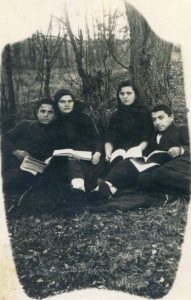 חיה, שניה מימין, עם חבריה ללימודים בגמנסיה "תרבות" ברובנה. 
אביה אהרן היה זכיין יערות ובעל אמצעים כלכליים שאפשרו יציאת בתו ללימודים שם. לידה חברתה הקרובה, בת קלוסוב אף היא, רחל (רייזל) שפירא. שפירא שרדה את השואה, עלתה ארצה והתגוררה בבאר טוביה אולם נהרגה בתאונת דרכים בגיל צעיר.