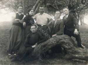 24 ביוני 1936, פריסת שלום משומסק. שנתיים לאחר עלייתה ארצה, עטקה מקבלת תמונה יפה זו מהחברים שנשארו מאחור.