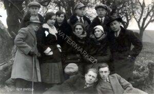 ועד "החלוץ" בשומסק (בכיתוב על גב התמונה), י"ג חשון תרצ"ג (הוא 12 בנובמבר 1932), צילום י. סודמן. 
עטל היפה במרכז.