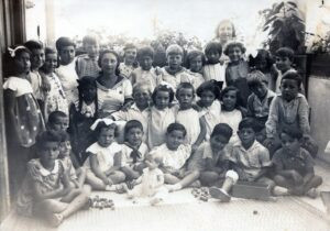 1928, לובה לנדרס, בת הרב הראשי של רמת גן שלמה-זלקינד לנדרס, יושבת במרכז התמונה, עם ילדי גן הילדים שבהנהלתה. 
גננת בהכשרתה עוד ברוסיה טרם עליית המשפחה ארצה, לובה ניהלה את גן הילדים הראשון (והיחיד באותן שנים) ברמת גן. ילידת 1901, עלתה ארצה ב 1922, צ'פליק לאחר נישואיה (לה ולשמחה בעלה לא היו ילדים),  לובה נפטרה ב 1989.