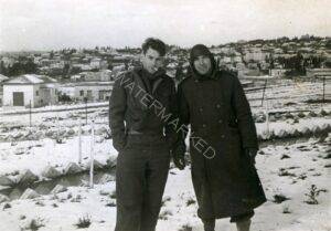 מראה כללי מרהיב של רמת גן בשלג הבלתי-נשכח (ושלא חזר על עצמו) של פברואר 1950, נתן ירושלמי מימין ומתי ארזי משמאל.