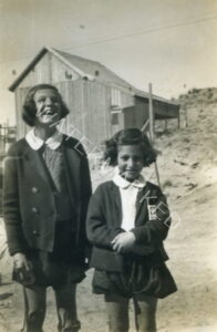בנות בדנר, חיה מימין וצפורה משמאל, הצריף בתמונה הוא בית משפחת זוירין הסמוך לבית משפחת בדנר. התמונות והמידע באדיבותה הרבה של חיה בדנר (ירושלמי) נמסרו לי בפגישות רבות עימה בתחילת שנת 2012.