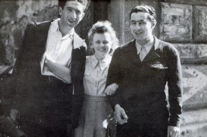 רגעים של אושר. אסתר עם בעלה וגיסה.
וילי מימין, לבוש מדי צבא, עבד בווינה בחנות של הצבא האמריקאי. נס האיחוד של שתי האחיות אסתר והינדה, הניצולות היחידות במשפחתן, לא ארך זמן רב: אסתר ווילי הגרו לאמריקה, הינדה וחנינא לארץ ישראל.