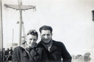 2 באפריל 1947, וילי ואסתר מפליגים לניו יורק.
עוד רגע דרמטי בחיי זוג הניצולים הזה בצומת דרכים גורלי של חייהם. הלא הם אך הכירו בווינה לאחר שאיבדו את כל עולמם ובני משפחותיהם בשואה ועתה הם בדרך לבניית עולם ומשפחה חדשים, מבוכה ותקוה נסוכים יחד על פניהם.