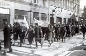 ינואר/פברואר 1946, בדרך להפגנה.
פעילים ציוניים מכל גווני הקשת בדרך להפגנה נגד "ועדת החקירה האנגלו-אמריקאית לענייני ארץ ישראל" העושה באותה ימים באוסטריה.