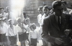 גם הילדים הללו נרתמים להפגנה.