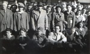 פרידה מהיוצאים, אותו זמן אותו מקום.