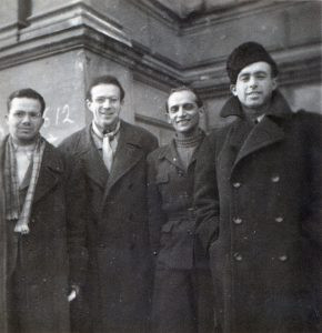 בפתח מטה "הבריחה" ברחוב פרנקגאסה מספר 2.
שני משמאל הוא אליעזר קפש (לימים קדמון), מימין זהו שליח מקיבוץ מעגן מיכאל שלא זוהה בשמו.