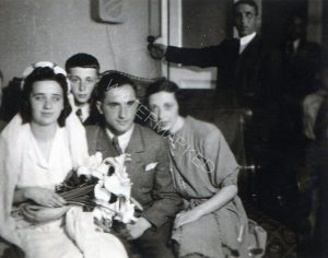 רגע נדיר של ניצחון ושמחה לאחר החורבן.
אידה, אחותה של אסתר, מימין, זאב בנה של אידה שעבר את כל המלחמה עם הוריו ועם אסתר כפליט ברוסיה, מציץ מאחור.