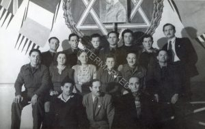 פרידה מעולים ארצה.
ברוניסלב טייכהולץ למטה במרכז, אסתר פאר שניה משמאל בשורת הביניים, אסתר מלאך רביעית, בולק זנדברג עומד ראשון משמאל, שלמה פאר שני וארתור בן נתן מימין.