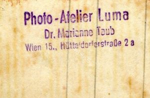 חותמת הפוטו על גב התמונה.