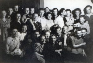 הרבה זוגות מאוהבים ....
הימים הדרמטיים הללו, כשניצולים החלו להפנים עד כמה ברי מזל הם להיות שרידים בודדים של יהדות ארופה המוכחדת, הביאו לגל ספונטני של נישואים והבאת ילדים לעולם. שלמה פאר למעלה מימין, בולק זנדברג במרכז עם חליפה ועניבה, בקרב חבורת ניצולים.