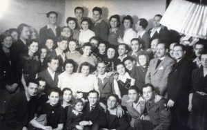 התמונה הכוללת ביותר של פעילי הבריחה בווינה !
פנינה שרמן למטה במרכז מה שמראה שהתמונה צולמה בחודשים הראשונים של 1946. בממוצע פעלו במטה "הבריחה" בווינה דרך קבע כ 15 עד 20 איש ואשה, הם לא קבלו שכר ונהנו רק מקורת גג, מזון, ביגוד ודמי כיס.