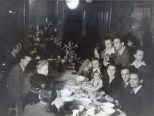 ארוע חגיגי במיוחד !
אפשר שארוח אנשי "הסוכנות היהודית" לרגל פדיונה של הילדה פנינה שרמן (במרכז התמונה) מידי המשפחה הפולנית שבחיקה נצלה. אסתר ושלמה פאר מצידה האחד, דודתה הינדה מלאכי מצידה השני. עומד מעל אסתר, חנינא (שרמן) מלאכי, דודה.