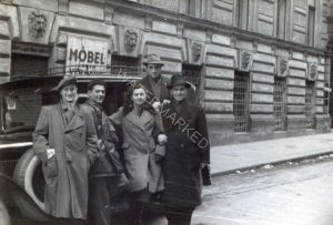 בפתח מטה "הבריחה" ברח' פרנקגאסה מס'  2.
שלמה ואסתר פאר וחברים (מונייק מאיר משמאל). מונייק נישא לבחורה צרפתיה בשם לוצי, הם עלו ארצה ונולדו להם שתי בנות. בשלב מסוים הם הגרו לשטוטגרט ואח"כ לאוסטרליה. הם היו חברים קרובים של שלמה ואסתר.