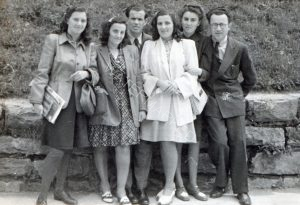 פעילים במצב נינוח, אסתר פאר משמאל.