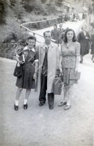 בפעילות במחנה העקורים באד-גסטיין.
ראו גם תעוד אודות החיים במחנה תחת "מחנות העקורים". אסתר פאר מימין, אליעזר בשן ואסתר מלאך.