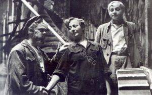 הקומדיה "קולחוז של נשים" מאת מ. וודופיאנוב וי. לאפטייב, הצגת הבכורה ב 22 ביולי 1944. 
מה קורה כשמגייסים את כל הגברים למלחמה והנשים נשארות לבד. לאה דגנית ויהודה שחורי בחזית, יעקב איינשטיין מאחור.