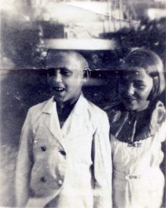 איחוד משפחתי, 14 ביוני 1934.
הילדים חיהל'ה ושלוימל'ה לבושים במיטב מחלצותיהם מגיעים לא"י. לאחר שאביהם נפטר משחפת, גומרים סבם וסבתם אומר להשלים את המסע הציוני של המשפחה ולהתאחד כאן עם שלושת בניהם האחרים שעלו כעשור קודם לכן. אמם שנשארה מאחור מתוך כוונה לעלות מאוחר יותר, נספתה בשואה.