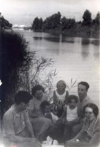 1936, בסירה בירקון, חיה שחורי במרכז מאחור.
משמאל: דודה מנחם שחורי, צפורה אשתו ובתם נועה. מימין: אורי בלום, אשתו בתיה ובתם נעמה (חברים של מנחם וצפורה). מנחם היה האפטרופוס המחמיר של ילדי אחיו המנוח והיה אחראי, בין היתר, על הפרדתם הכואבת לאחר עלייתם ארצה, אמי לכפר הנוער מאיר שפיה ושלמה לבן שמן.