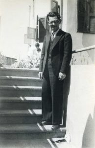 1937, מנחם שחורי בפתח ביתו ברח' דיזנגוף בת-א.
מורה לעברית ואשף נבכי השפה, חוקר ספרות, עורך, מתרגם ומגיה בעיתון "דבר" ובהוצאת הספרים עם עובד". גולת הכותרת של פועלו בהוצאת לאור היתה עריכת ספרית "שחרות" לנוער. ב 1950 נפטר מסרטן בביה"ח בילינסון והוא בן 49.