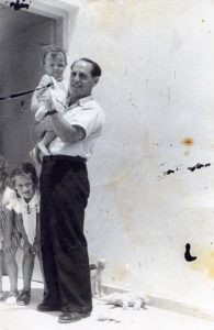 קיץ 1937, יהודה שחורי ובנו רן בידיו.
לידם, ציפק'ה רוזנצוויט, בת השכנים מרחוב צפניה הסמוך.