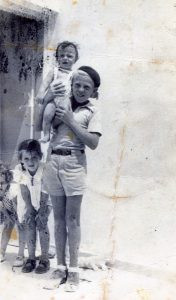 קיץ 1937, ברחוב אוסישקין 30.
שלמה, עדין חובש את הכובע שבא איתו מפולין, נושא את רן שחורי, בנו הבכור של דודו יהודה. כמו בעיירת הולדתו לודביפול בפולין, שם נהג להעביר את עיתותיו בנהר הסלוצ', גם בתל אביב העביר את כל זמנו הפנוי במעגן הסירות בירקון, ואפילו בשחיה בנחל !