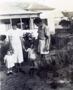 רמת גן, קיץ 1937, זוסיה ומשפחתו.
בכיתוב על גב התמונה נאמר: "1937, נירה בת שנה וחצי". בתמונה פסטורלית נדירה, נירה אוחזת ביד אביה, ראשה של חנה אשתו מציץ משמאל.