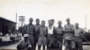 חגיגת העליה לקרקע של קיבוץ חניתה !
זוסיה כורע משמאל, חבוש בידו, לאחר פציעתו בקרב. על סיפור פציעתו בחניתה ומותו הטרגי בתאונה שבוע לאחר מכן, ראו בנספח המצורף. כורע במרכז, יענקל'ה סלומון. כמו זוסיה, גם סלומון נהרג בתאונת דרכים.