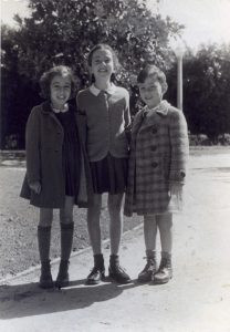 בני הדור השלישי, 6 בפברואר 1943.
בני הדודים, רן (במעיל שלא במידתו, מכנסיים קצרים ונעליים כבדות), נועה ונירה שחורי. רן נפטר בספטמבר 2017, נירה בפברואר 2010.