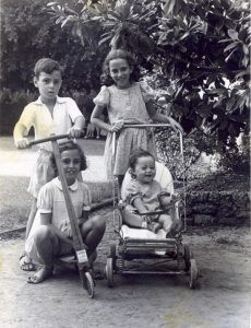 בני הדודים שחורי.
למעלה מימין: נועה בת מנחם, רן בן יהודה. למטה: זיוה בת יהודה, נירה בת זוסיה. כיתוב על גב התמונה: ליום הולדתו של רן בן ה-7, (28 ביולי 1943).