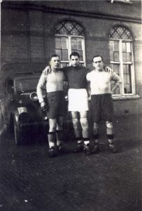 שלמה, משמאל, בנבחרת הכדורגל של "הבריגדה".
כישוריו הספורטיביים הובילו אותו גם לנבחרת הכדורגל של הבריגדה היהודית, לשים לב לסמל ה"מגן דוד" על כנף המכונית ! שלמה, כהרגלו, גם כאן עם סיגריה ביד ....