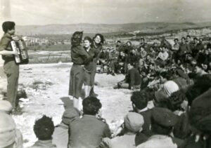 עוד שנים רבות לאחר תום המלחמה נותרו חבריה האהובים והמוכשרים של להקת הצ'יזבטרון בלב העשייה והיצירה התרבותית במדינה - בתיאטרון, קולנוע, מוזיקה, בידור ועוד.