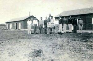 מסדר ב"מפדה", ראשית דצמבר 1947. הלוחמים שזה עתה גויסו, עדיין בבגדים שהגיעו אתם מהבית, אבל ניכר שכולם כבר מבינים את גודל השעה.