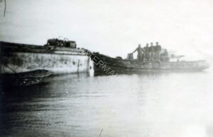 גוררת חיל הים בדרכה מסדום לעין גדי. 
הגוררת הזו גררה את הרפסודה "מעונה" בתמרון שהיה אמור לתת לנגררת מספיק תנופה כדי לשייט את סוף דרכה עצמאית אל החוף ואולם, זה לא צלח בניסיון הראשון ורק לאחר סיבוב נוסף היא הגיעה עם הלוחמים על סיפונה אל חוף.